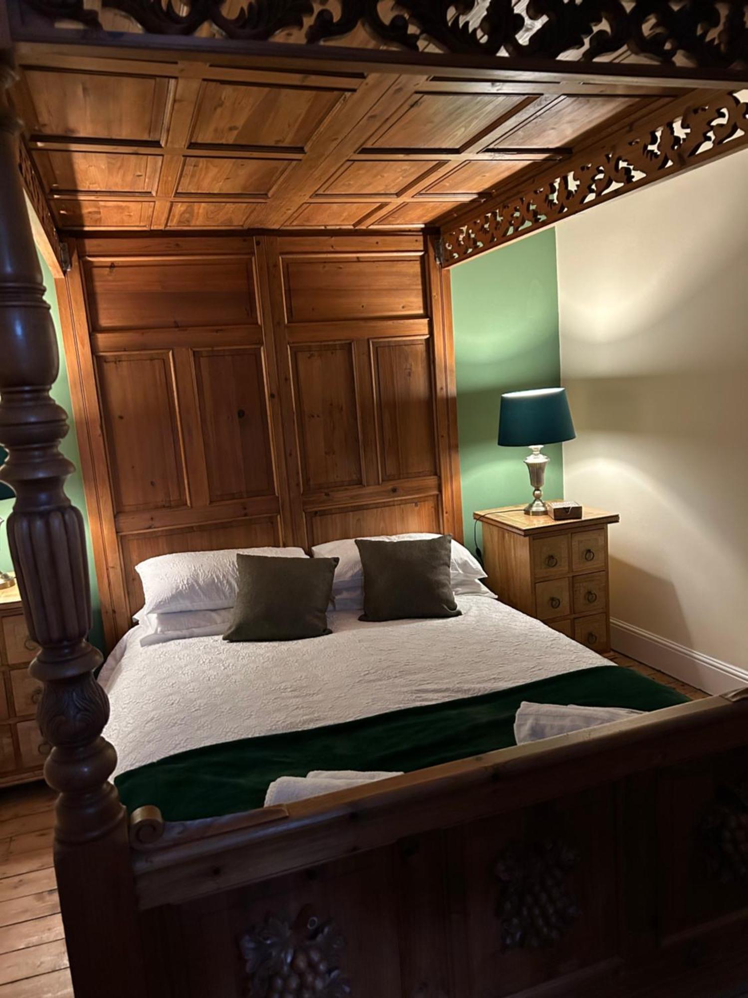 The Buxton Retreat A Luxurious 3-Storey Townhouse With Four Poster Bed And Double Jacuzzi Bath" Exterior photo