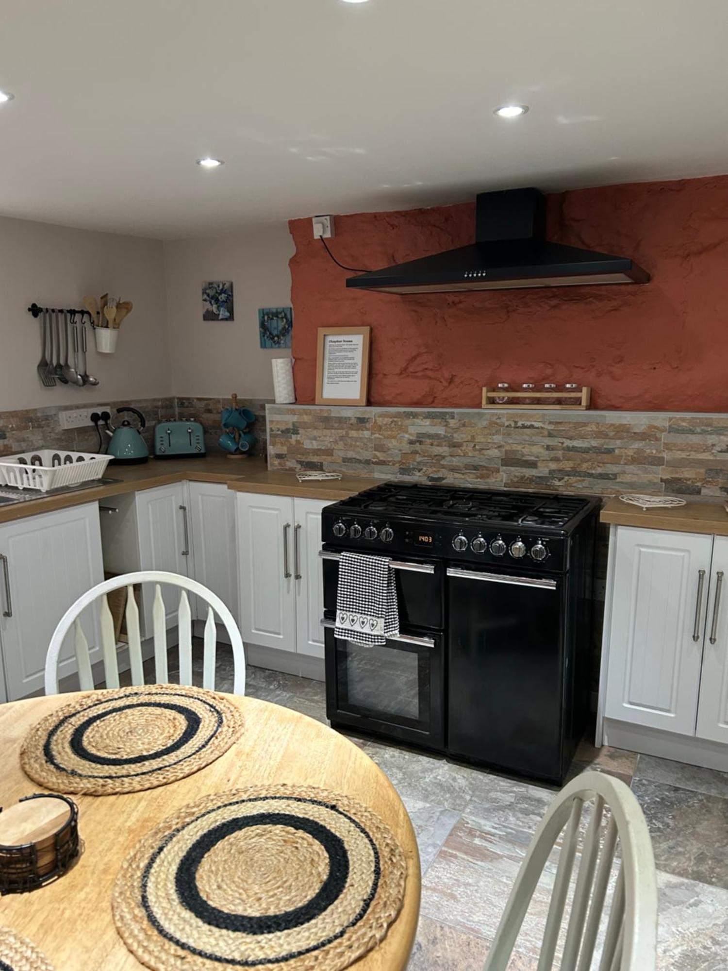 The Buxton Retreat A Luxurious 3-Storey Townhouse With Four Poster Bed And Double Jacuzzi Bath" Exterior photo